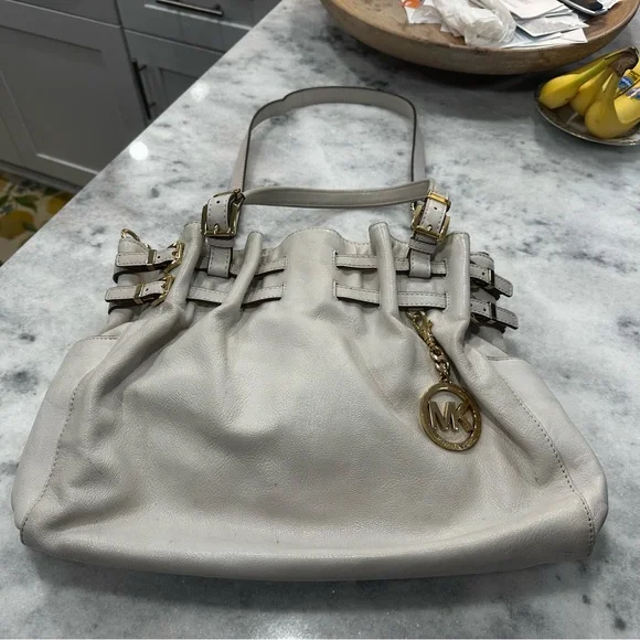 Michael Kors Cream and Gold Shoulder Bag with Elegant Design - Picture 2 of 6